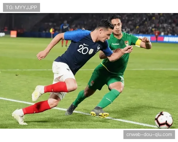 布雷斯特主场对阵南特，暴雨天气导致比赛两度中断